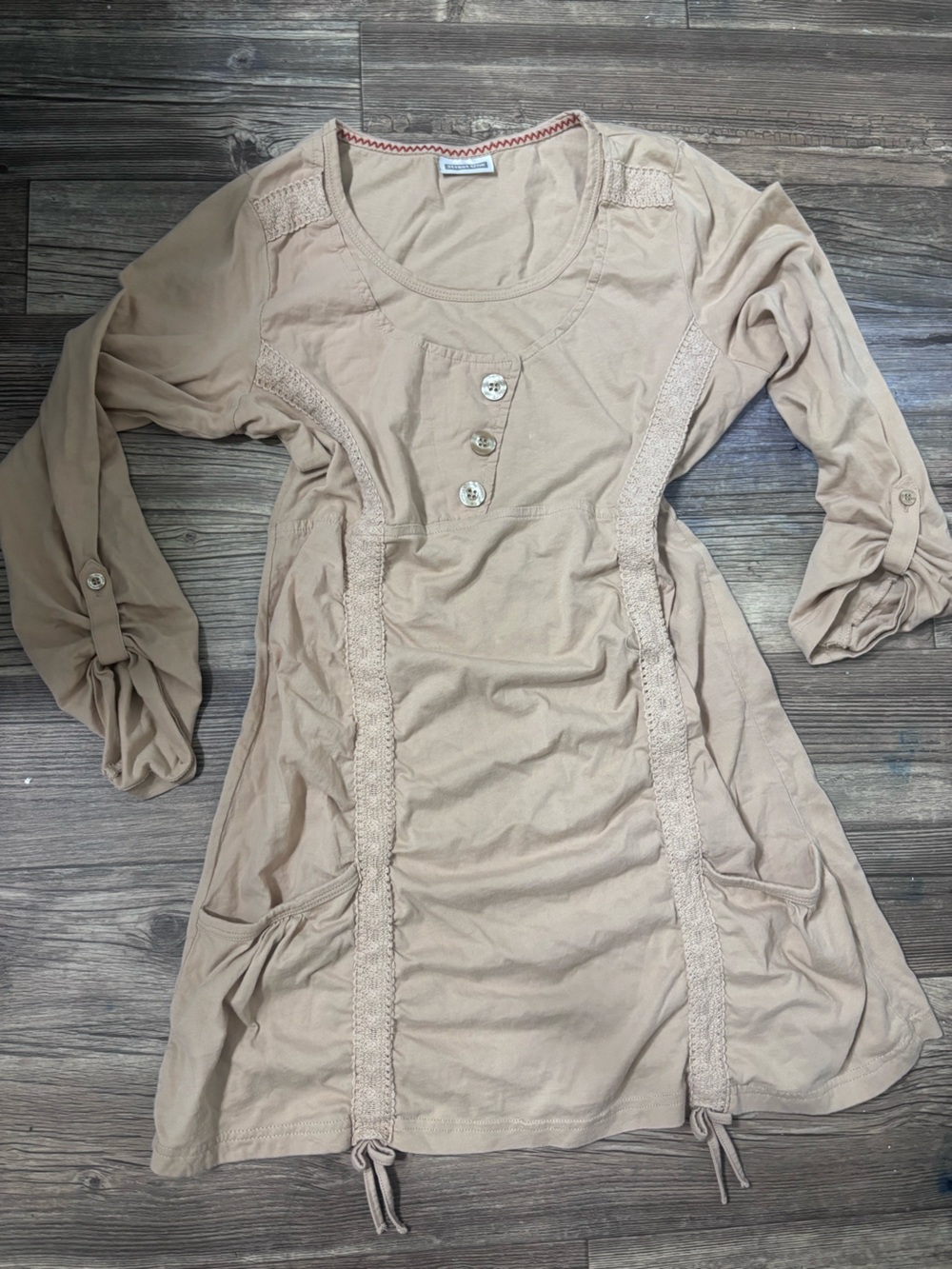 Women's Taupe Long-Sleeve Lace-Trim Tunic Tee